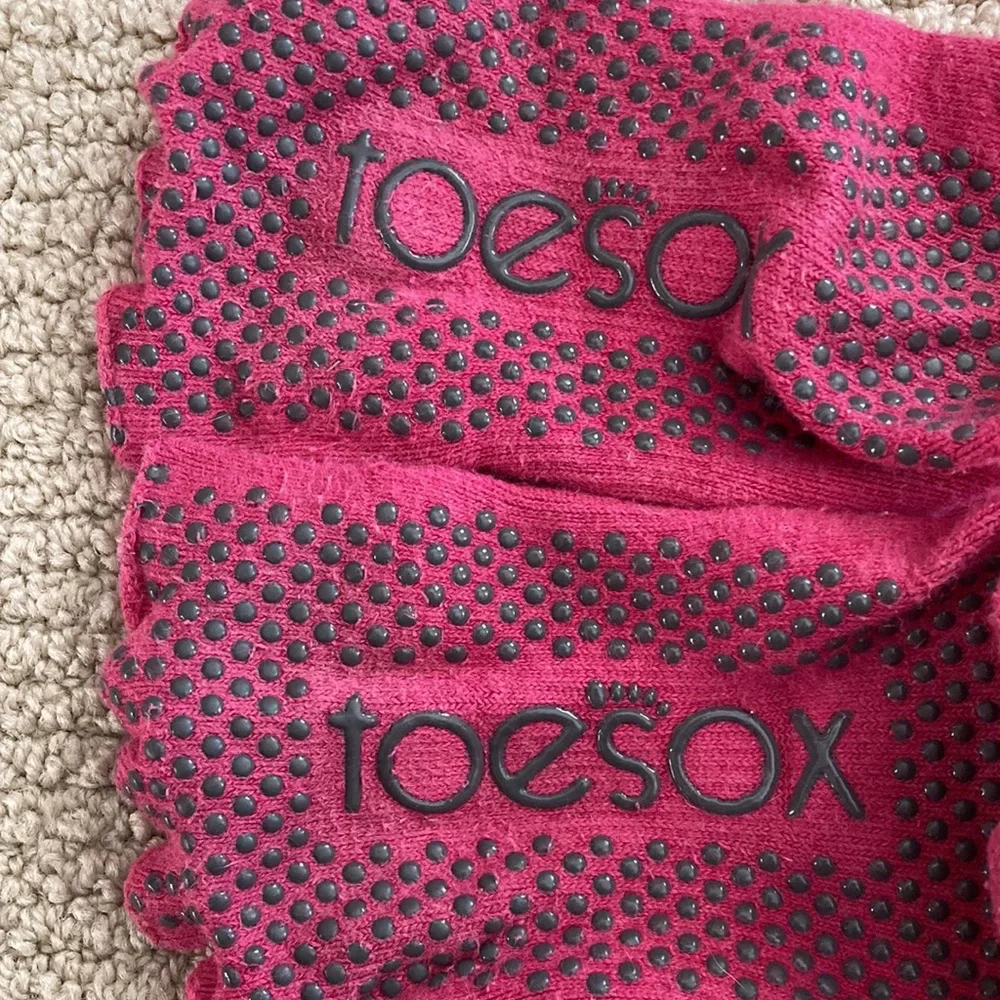 Toesox Half Toe Bellarina Grip Socks Size Medium Dark Pink Barre Pilates EUC